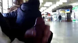 کودک باریک در یک میز ...