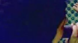 بلوند زیبا ایستاده ج ...