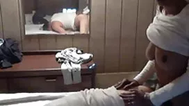 بچه کوچک انگشت یک مر ...