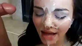 زنی که پسر را تغذیه  ...