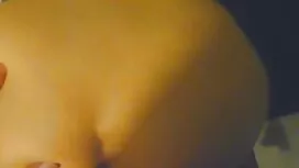 شخص در نزدیکی استخر  ...