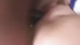 دختر زیبا جو در یک ج ...