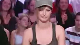 شخص بلوند را در خیاب ...