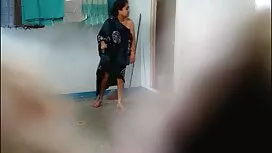 دختر جوان در اتومبیل ...